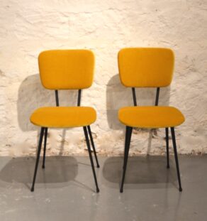 Paire de chaises retapissées velours moutarde