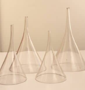 Série de 4 entonnoirs anciens en verre soufflé