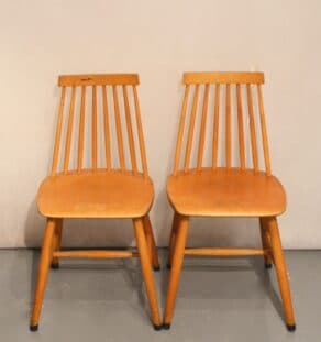 Paire de chaises scandinaves en bois blond