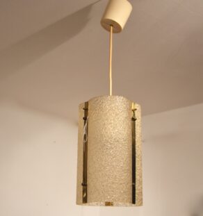 Suspension en résine dorée