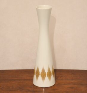 Petit vase en porcelaine blanche et dorée
