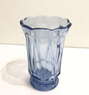 Vase en verre bleu