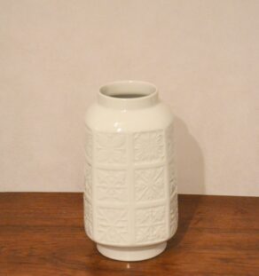 Petit vase en porcelaine blanche