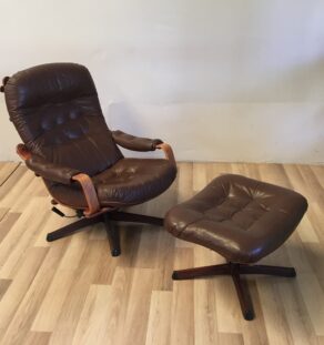 Fauteuil scandinave en cuir et son ottoman