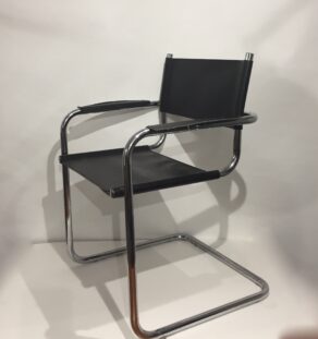 Fauteuil italien en cuir noir