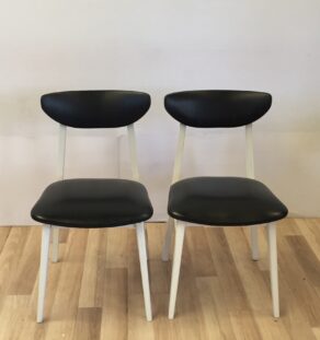 Paire de chaises noires et blanches