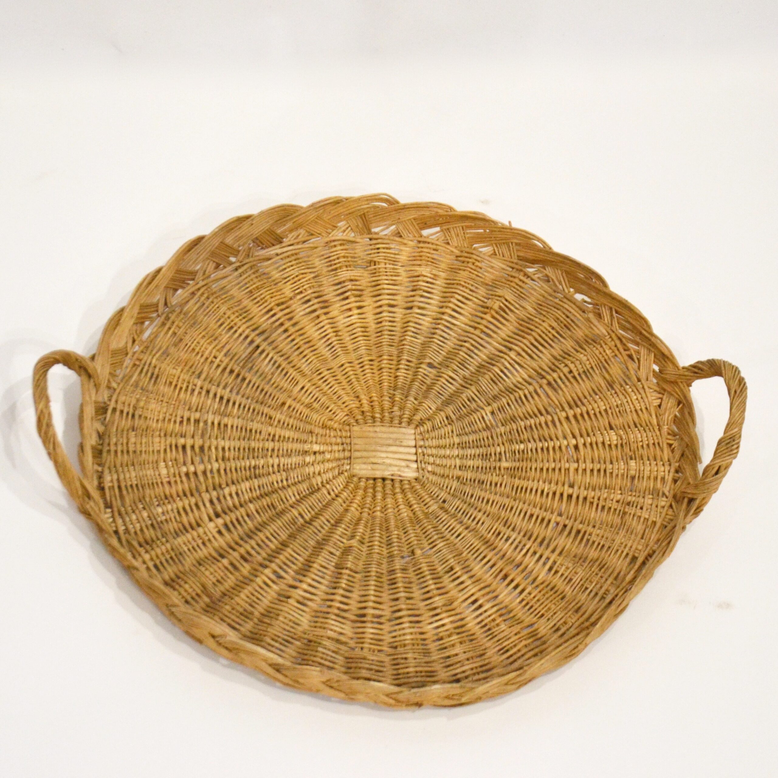 Grande cloche en osier avec plateau en osier - Diamètre 42 cm | €45
