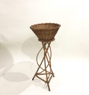 Porte-plantes sur pied en rotin