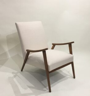 Fauteuil années 60 retapissé blanc crème
