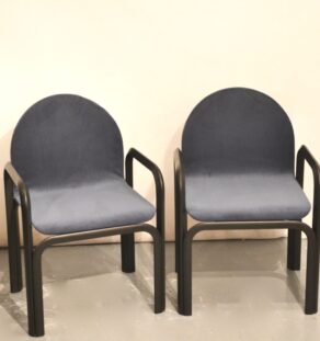 Paire de fauteuils Gae Aulenti