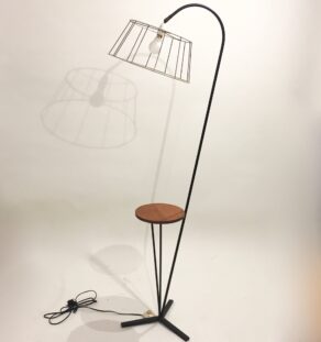 Lampadaire courbé avec tablette