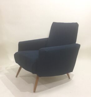 Fauteuil années 60 retapissé bleu