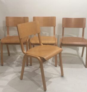 Série de 4 chaises empilables bois blond