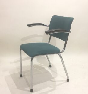 Chaise de bureau bleue avec accoudoirs