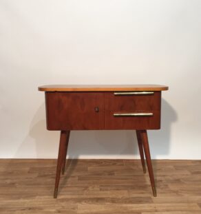 Chevet aux pieds fuselés