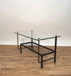 Petite table basse moderniste en verre