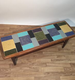 Table basse en teck et céramique – Image 2