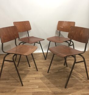 Série de 4 chaises en pagholz dépareillées