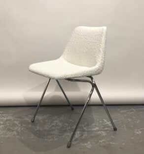 Chaise Robin Day retapissée bouclette