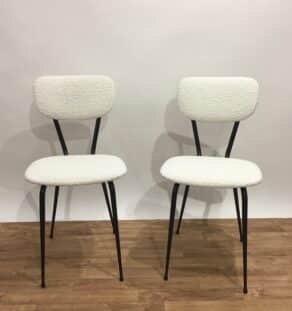 Paire de chaises années 60 retapissées bouclette