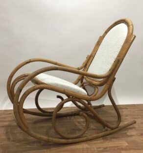 Rocking chair en rotin retapissé