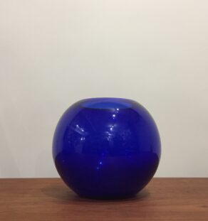 Vase boule en verre bleu