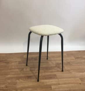 Tabouret retapissé bouclette