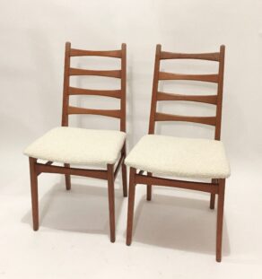Paire de chaises années 60 retapissées bouclette