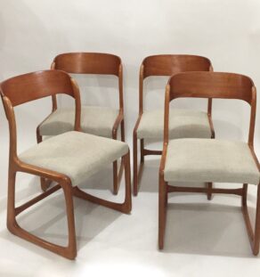 Série de 4 chaises traineau Baumann retapissées