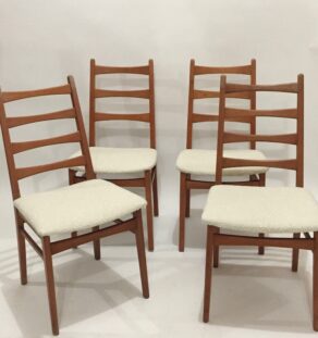 Série de 4 chaises années 60 retapissées bouclette