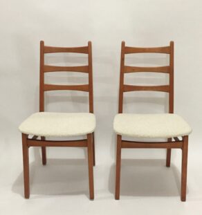 Paire de chaises années 60 retapissées bouclette