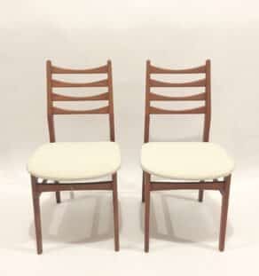 Paire de chaises années 60 retapissées bouclette