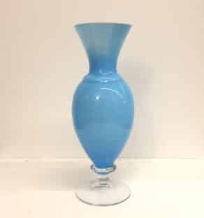 Vase en opaline bleu