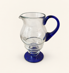 Carafe en verre bleu