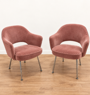 Paire de fauteuils Conférence d'Eero Saarinen pour Knoll retapissés en rose, vue 3/4