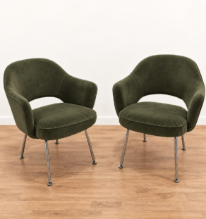 Paire de fauteuils Conférence d'Eero Saarinen pour Knoll retapissés en vert, vue 3/4