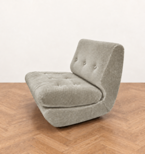 Chauffeuses Roche Bobois années 70 retapissées en crème, vue 3/4